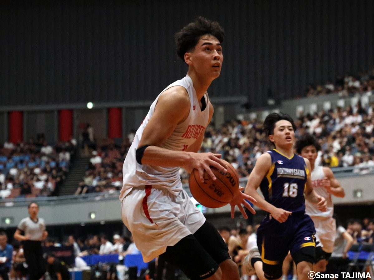 インターハイ準々決勝の北陸学院戦でボールを持つ恒岡ケイマン
