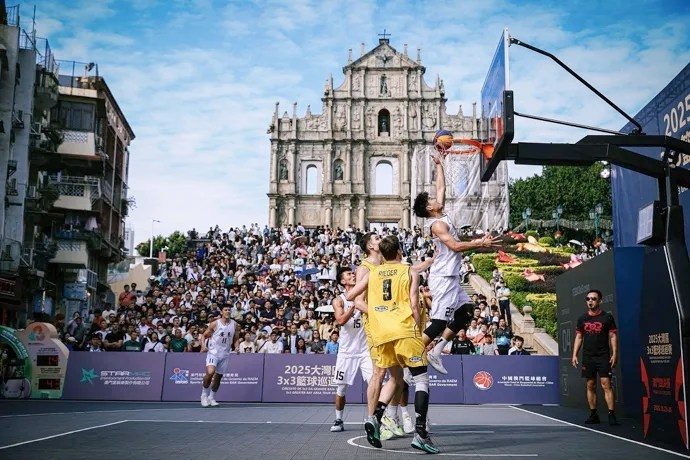 2025年の3x3 GBAツアーで、聖ポール天主堂跡の前のコートに大勢の客が集まった様子