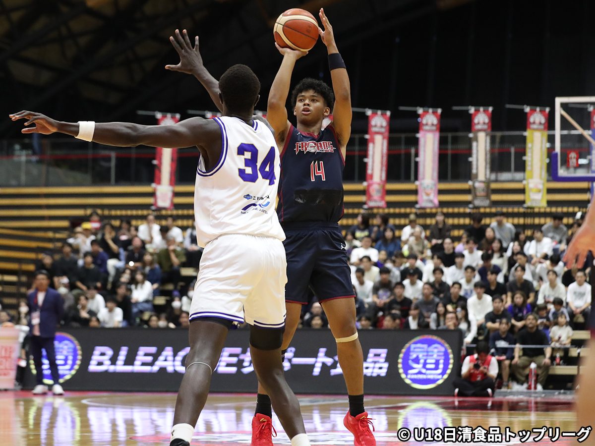 柳ヶ浦戦でシュートを打つ福大大濠の本田蕗以（14番）